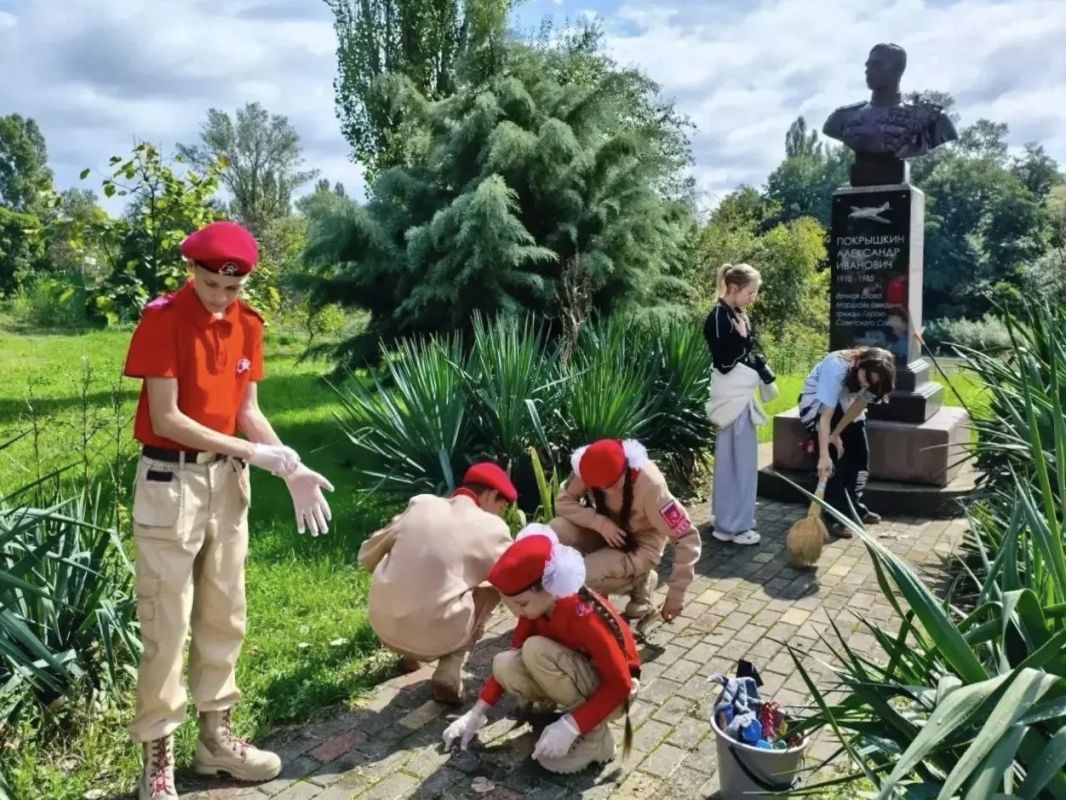 Жители Адыгеи привели в порядок общественные территории в рамках республиканского субботника Жители Адыгеи привели в порядок общественные территории в рамках республиканского субботника
