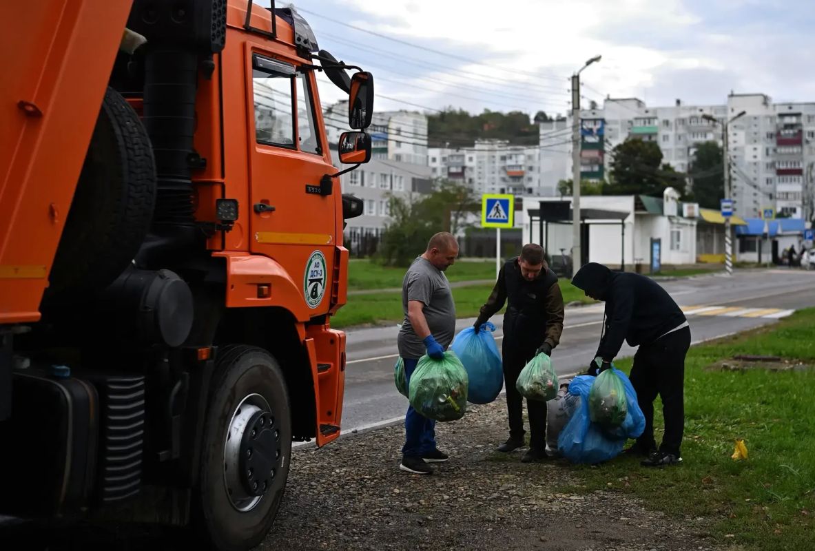 В столице Адыгеи проходит общереспубликанский субботник В столице Адыгеи проходит общереспубликанский субботник