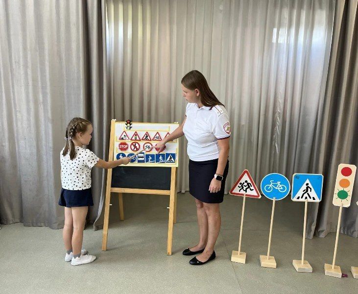 В Тахтамукайском районе госавтоинспекторы обучают юных пешеходов правилам безопасного поведения на дороге В Тахтамукайском районе госавтоинспекторы обучают юных пешеходов правилам безопасного поведения на дороге