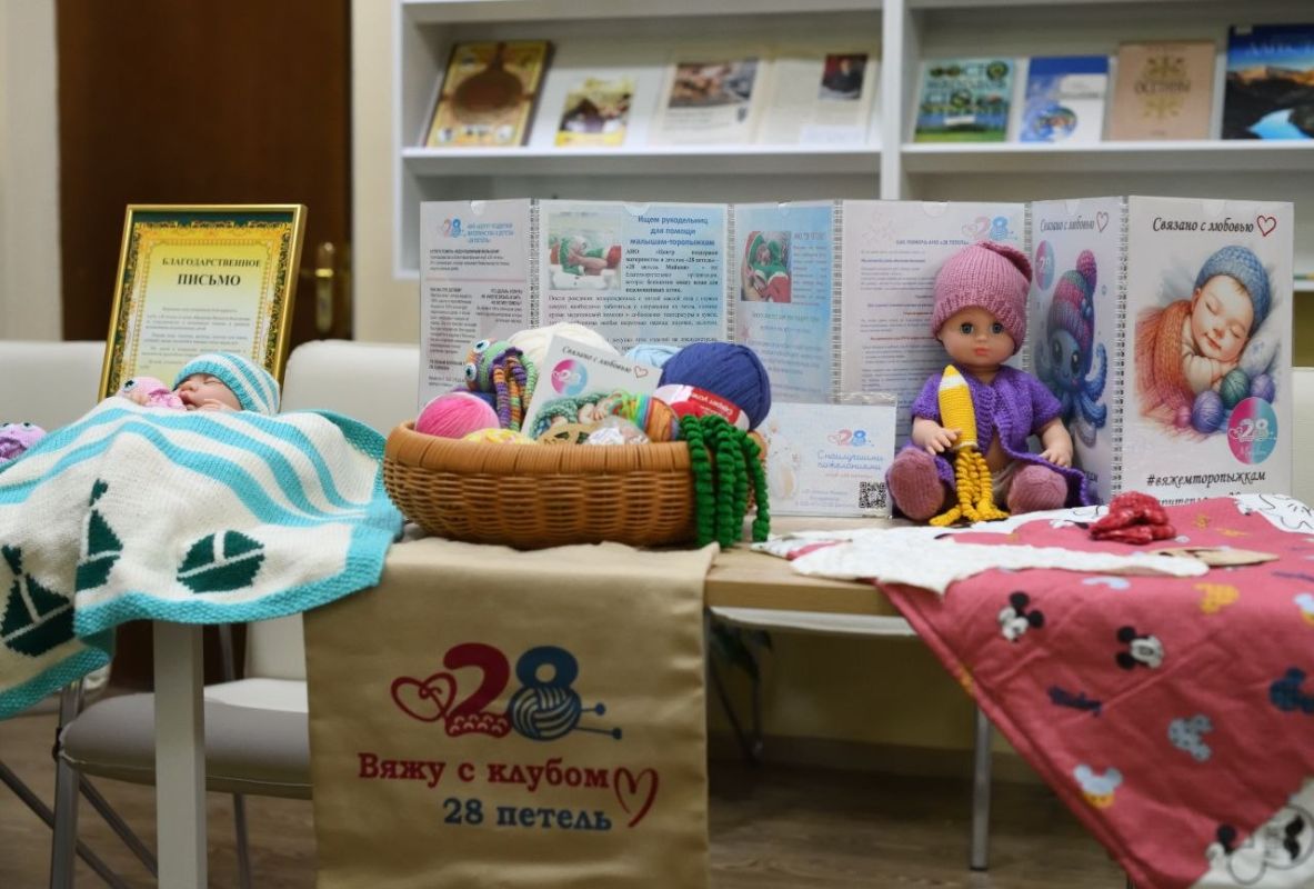 «28 петель». Именно столько нужно набрать на спицы, чтобы получился носочек размером меньше спичечного коробка «28 петель». Именно столько нужно набрать на спицы, чтобы получился носочек размером меньше спичечного коробка