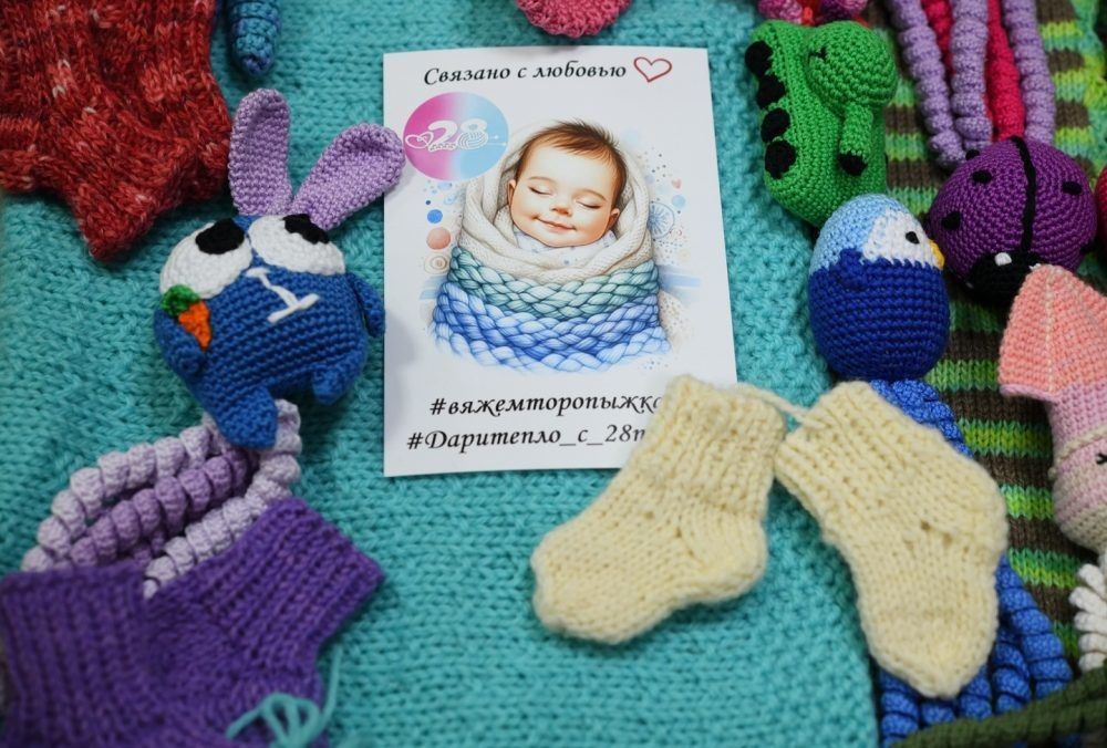 «28 петель». Именно столько нужно набрать на спицы, чтобы получился носочек размером меньше спичечного коробка «28 петель». Именно столько нужно набрать на спицы, чтобы получился носочек размером меньше спичечного коробка