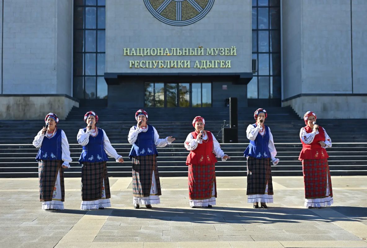 Геннадий Митрофанов: Сегодня в центре Майкопа развернулась праздничная продовольственная ярмарка, приуроченная к 36-летию Республики Адыгея и Дню города Геннадий Митрофанов: Сегодня в центре Майкопа развернулась праздничная продовольственная ярмарка, приуроченная к 36-летию Республики Адыгея и Дню города