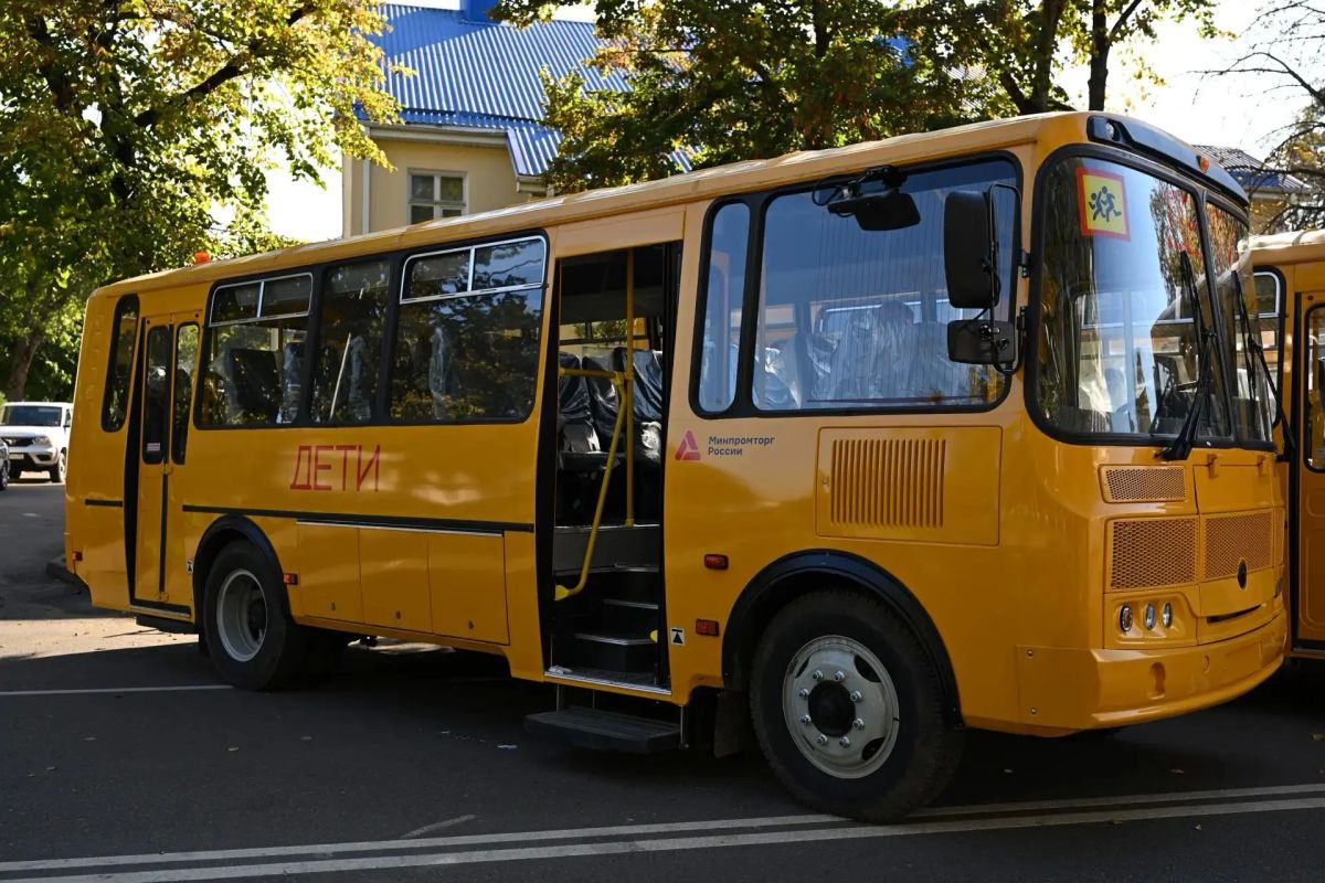 Школам Адыгеи передали 14 новых автобусов Школам Адыгеи передали 14 новых автобусов