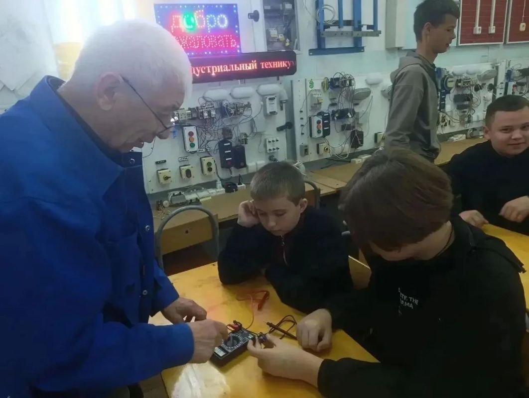 Майкопские школьники прошли профессиональные пробы в рамках проекта «Билет в будущее» Майкопские школьники прошли профессиональные пробы в рамках проекта «Билет в будущее»