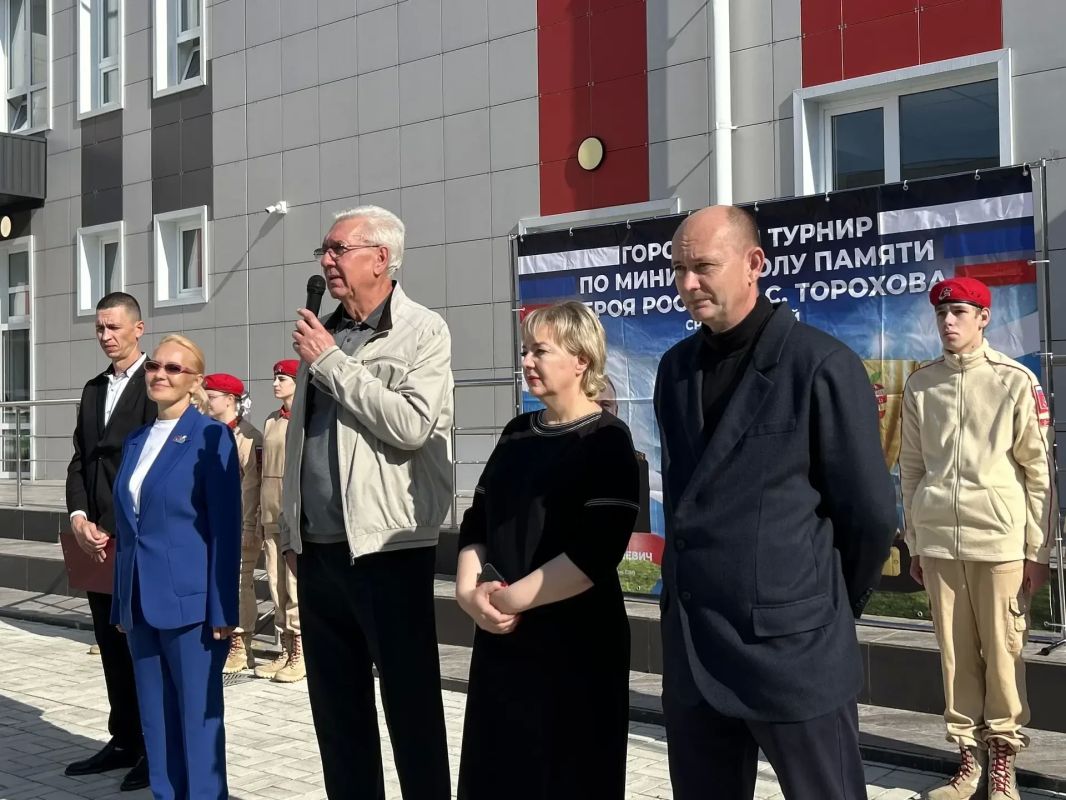 В майкопской школе № 1 состоялось открытие второго городского турнира по мини-футболу среди юношей, посвященного памяти Героя России Романа Торохова В майкопской школе № 1 состоялось открытие второго городского турнира по мини-футболу среди юношей, посвященного памяти Героя России Романа Торохова