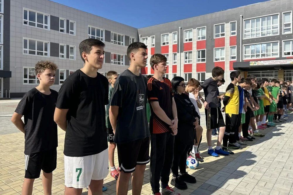 В майкопской школе № 1 состоялось открытие второго городского турнира по мини-футболу среди юношей, посвященного памяти Героя России Романа Торохова В майкопской школе № 1 состоялось открытие второго городского турнира по мини-футболу среди юношей, посвященного памяти Героя России Романа Торохова