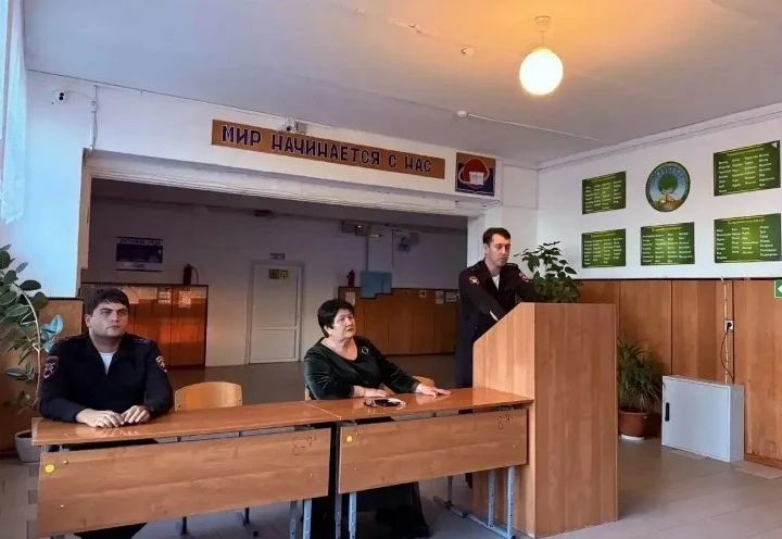 В Кошехабльском районе госавтоинспекторы провели разъяснительную беседу с родителями школьников по правилам дорожной безопасности
